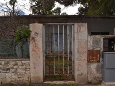 La stazione dei carabinieri posta a controllo del centro radio trasmittente di Ceglie del Campo di Radio Bari. Oggi in stato di abbandono